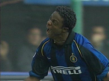 Kallon oslavuje svuj dalsi gol.